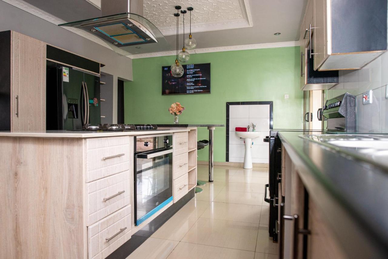 Emc Fully Furnished &Serviced Villas 4 Bedroom With Solar Power , Private Pool, Starlink Wifi ,Aircons & Dstv 루사카 외부 사진