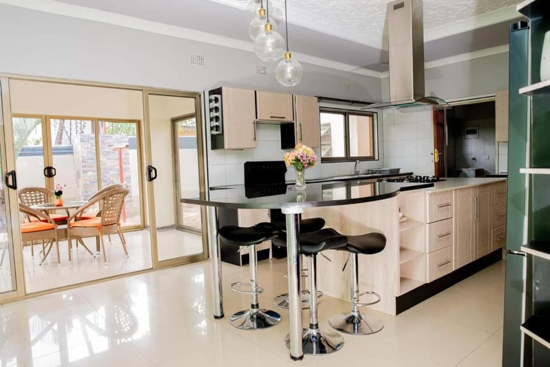 Emc Fully Furnished &Serviced Villas 4 Bedroom With Solar Power , Private Pool, Starlink Wifi ,Aircons & Dstv 루사카 외부 사진