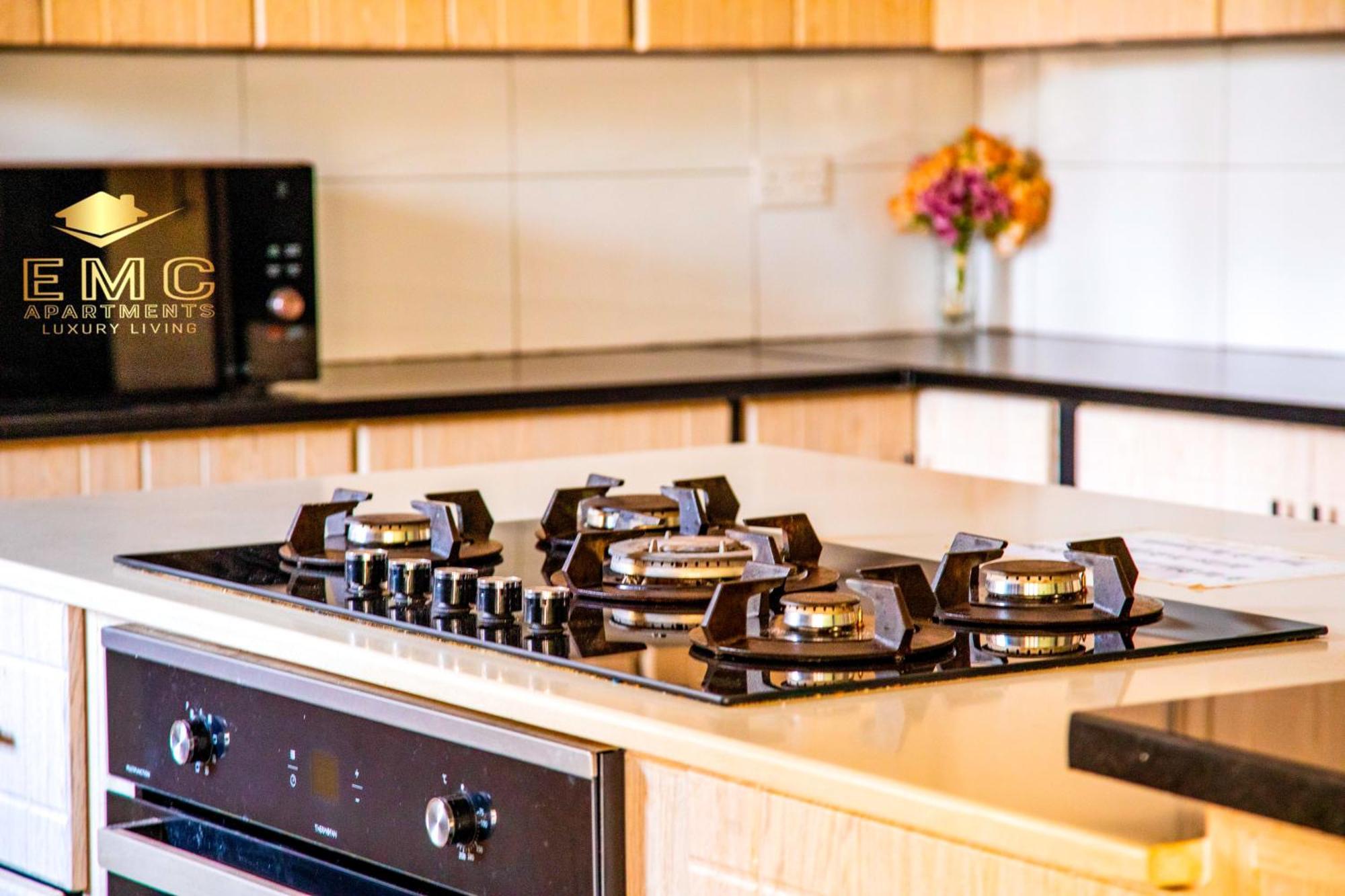 Emc Fully Furnished &Serviced Villas 4 Bedroom With Solar Power , Private Pool, Starlink Wifi ,Aircons & Dstv 루사카 외부 사진