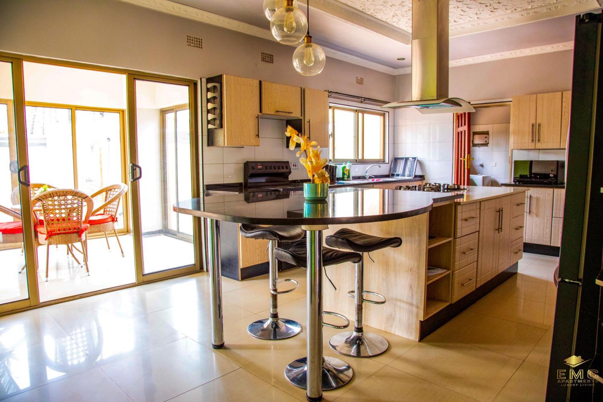 Emc Fully Furnished &Serviced Villas 4 Bedroom With Solar Power , Private Pool, Starlink Wifi ,Aircons & Dstv 루사카 외부 사진